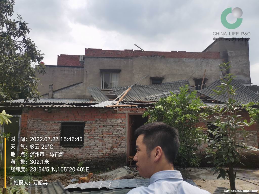 第四張圖文字說明：2022年7月27日，況場鎮(zhèn)游灣村11組羅先生家，因8級暴風(fēng)導(dǎo)致屋頂被吹翻，獲賠8144元.jpg